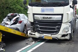 Twee auto’s total-loss na botsing met vrachtwagen op N99 bij Breezand