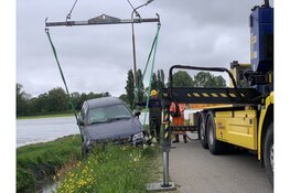 Auto raakt te water in Schagen nadat stuur blokkeert
