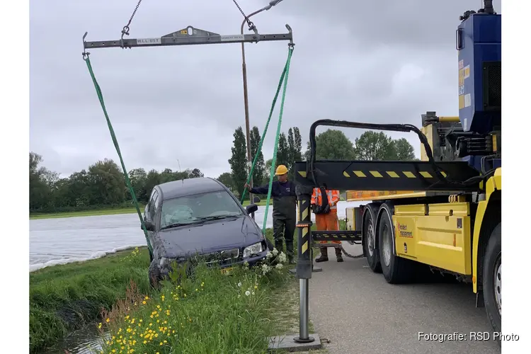 Auto raakt te water in Schagen nadat stuur blokkeert