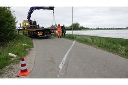 Auto raakt te water in Schagen nadat stuur blokkeert