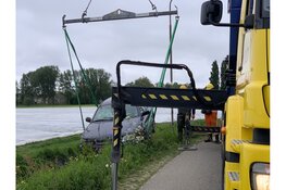 Auto raakt te water in Schagen nadat stuur blokkeert