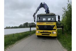 Auto raakt te water in Schagen nadat stuur blokkeert