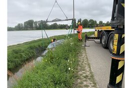 Auto raakt te water in Schagen nadat stuur blokkeert