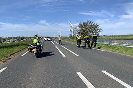 Auto vliegt over dijk en belandt te water langs N9