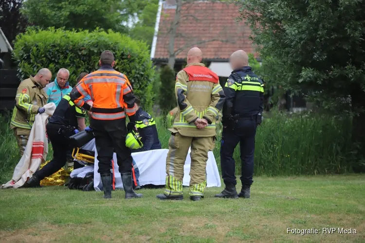 Persoon raakt te water in slootje Schagen en moet naar het ziekenhuis