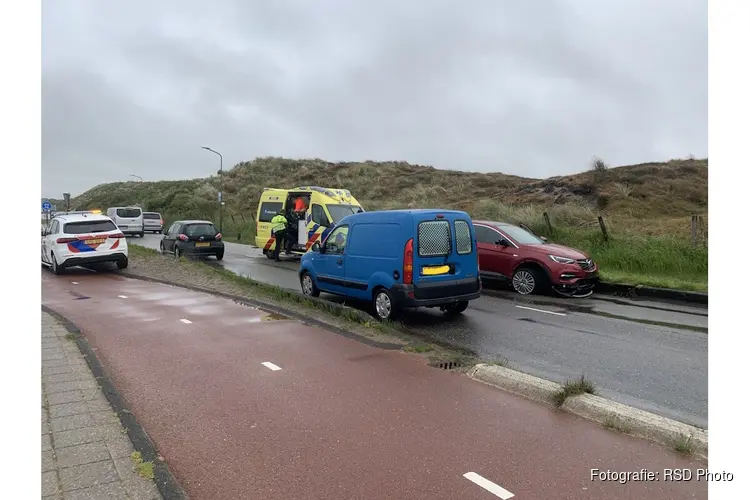 Auto botst op rouwauto in stoet Callantsoog