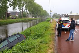 Automobilist raakt te water en neemt de benen in Breezand