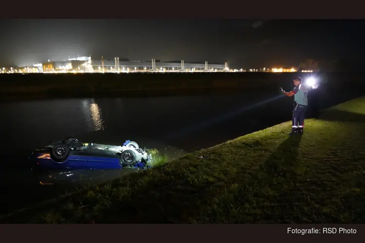 Auto belandt over de kop in sloot, twee gewonden