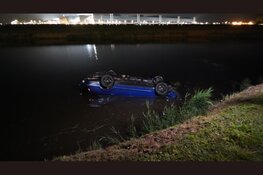 Auto belandt over de kop in sloot, twee gewonden