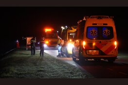 Auto belandt over de kop in sloot, twee gewonden