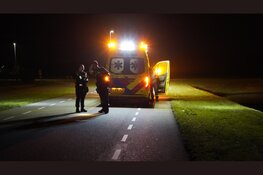 Auto belandt over de kop in sloot, twee gewonden