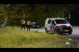 Automobilist vlucht na snelheidsmeting en verliest macht over het stuur