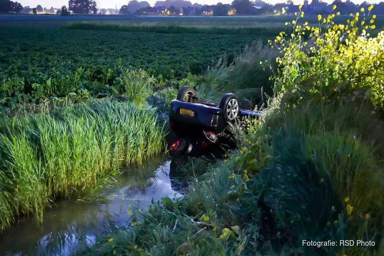 Auto belandt over de kop in de sloot in Haringhuizen