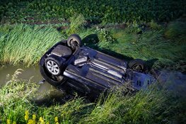 Auto belandt over de kop in de sloot in Haringhuizen
