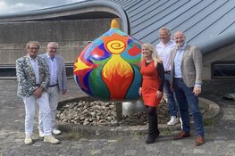 Reuzenbol “Kleurrijk schouwspel” onthuld bij IGH in Schagen