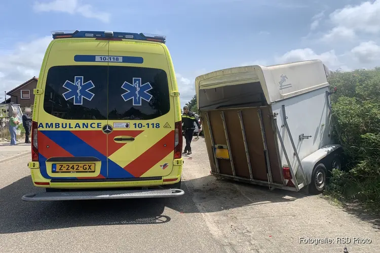 Auto klapt op paardentrailer in Callantsoog en belandt op zijkant