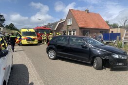 Auto klapt op paardentrailer in Callantsoog en belandt op zijkant