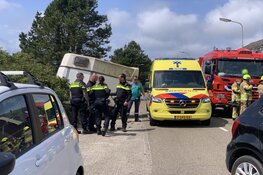 Auto klapt op paardentrailer in Callantsoog en belandt op zijkant