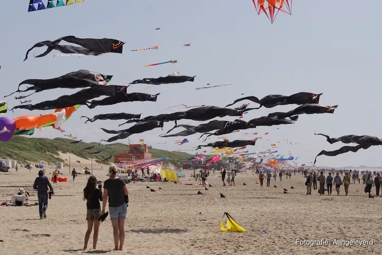 Zesde editie Vliegerfeest Callantsoog kleurt het strand met spectaculaire creaties