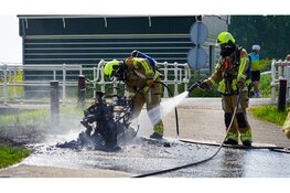 Motor vliegt in brand tijdens rit in Warmenhuizen