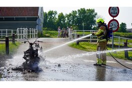Motor vliegt in brand tijdens rit in Warmenhuizen
