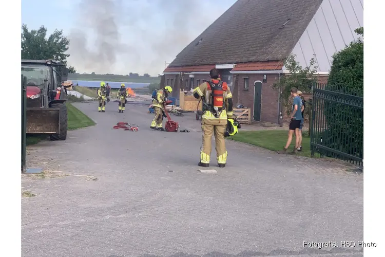 Overgeslagen kampvuur bij woonboerderij Sint Maartensbrug veroorzaakt veel rook en bedreigt woning