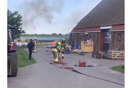 Overgeslagen kampvuur bij woonboerderij Sint Maartensbrug veroorzaakt veel rook en bedreigt woning
