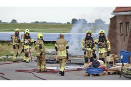 Overgeslagen kampvuur bij woonboerderij Sint Maartensbrug veroorzaakt veel rook en bedreigt woning