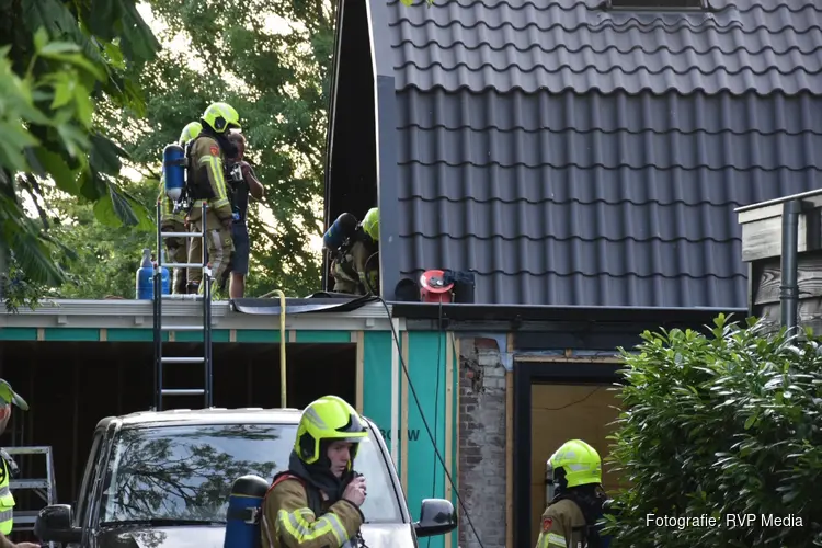 Dakbrand in Tuitjenhorn snel onder controle