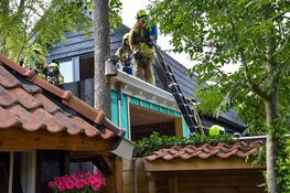 Dakbrand in Tuitjenhorn snel onder controle