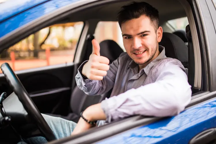 Wethouder reikt eerste gratis rijbewijzen uit na cursus over alcohol en drugs in het verkeer