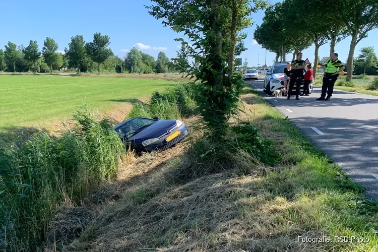 Auto belandt na stuurfout in sloot bij Dirkshorn