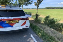 Auto belandt na stuurfout in sloot bij Dirkshorn