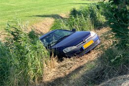 Auto belandt na stuurfout in sloot bij Dirkshorn