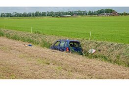 Auto over de kop op N242 bij Winkel