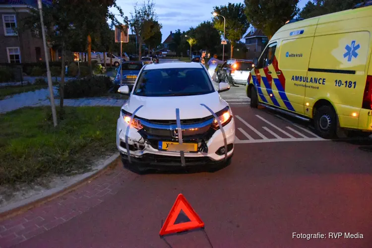 Auto's botsen op kruising in Tuitjenhorn