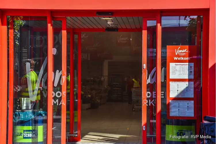 Brandweer rukt uit voor vermeende brand bij Vomar in Schagen