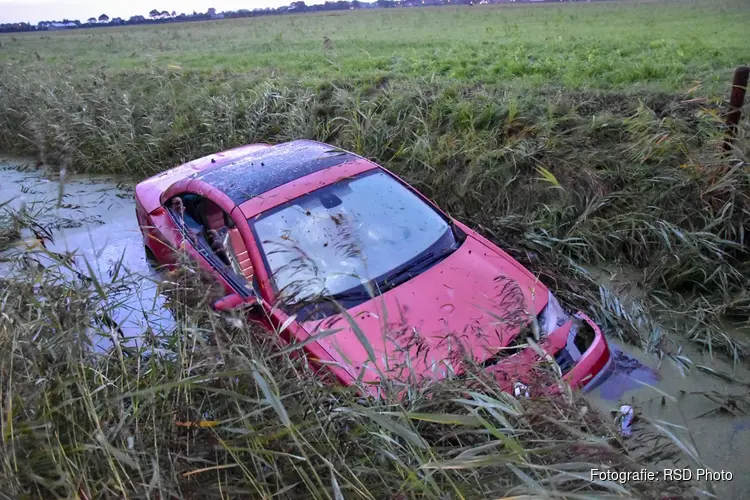 Auto vliegt uit de bocht in Warmenhuizen