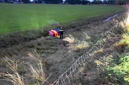 Auto vliegt uit de bocht in Warmenhuizen