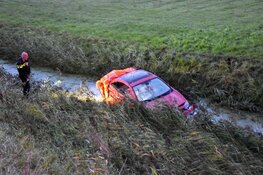 Auto vliegt uit de bocht in Warmenhuizen