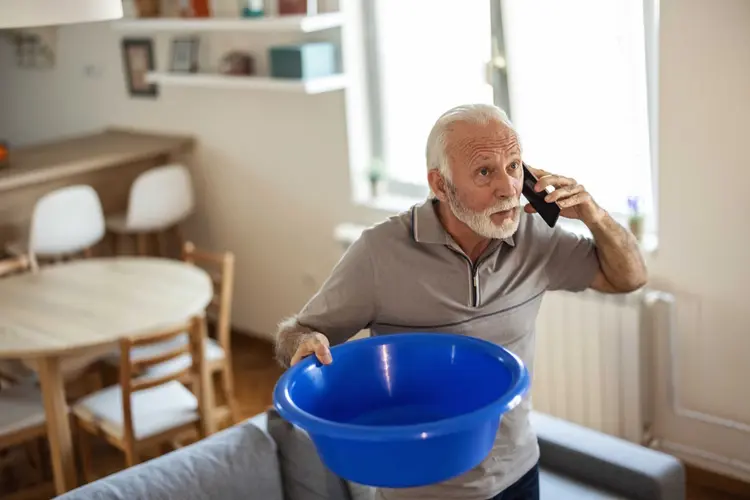 Plafondlekkage? Dit zijn de eerste 5 dingen die je wél (en níet) moet doen
