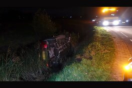Auto raakt van de weg in Haringhuizen, bestuurder redt zichzelf