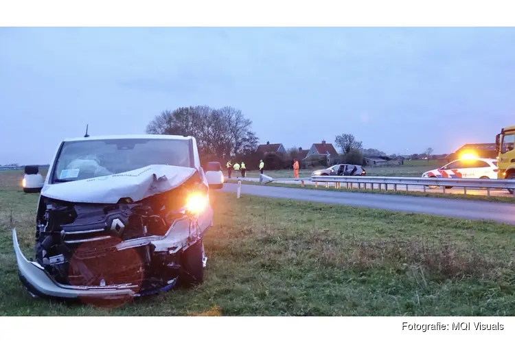 Bestelbus schiet tientallen meters door berm na aanrijding N245 bij Schagen