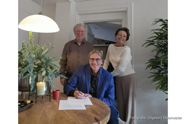 Uitgeverij Doornwater en mr. dr. Jan R. Lunsing tekenen contract voor nieuw boek