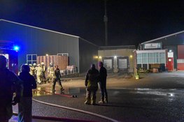 Brandweer rukt groots uit voor brand in loods 't Veld