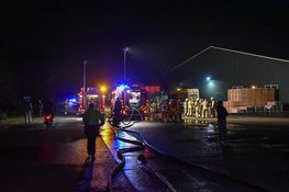 Brandweer rukt groots uit voor brand in loods 't Veld