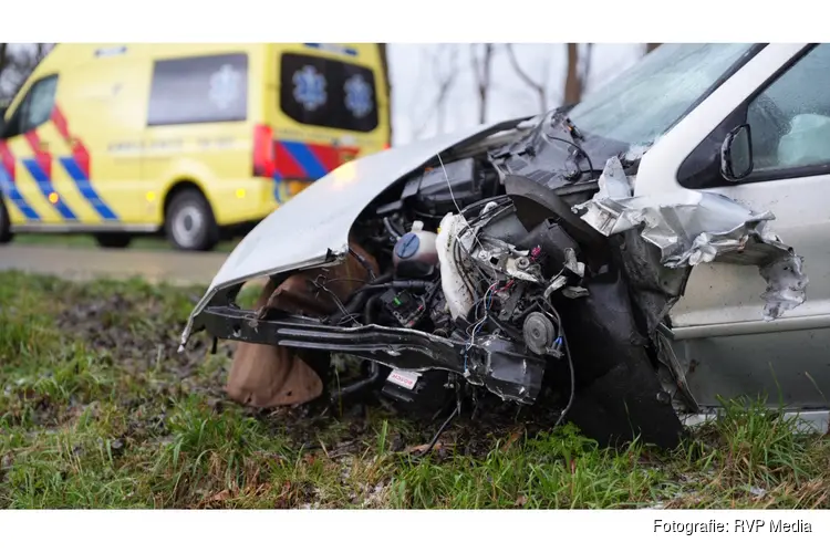 Persoon bekneld na frontale botsing in Slootdorp, traumahelikopter gealarmeerd