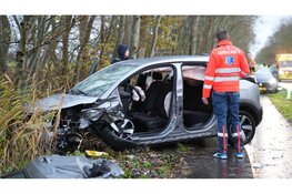 Persoon bekneld na frontale botsing in Slootdorp, traumahelikopter gealarmeerd