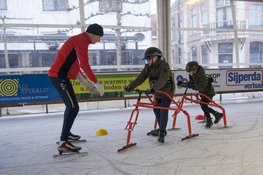 Met een maatje het ijs op tijdens maatjesschaatsen in Schagen
