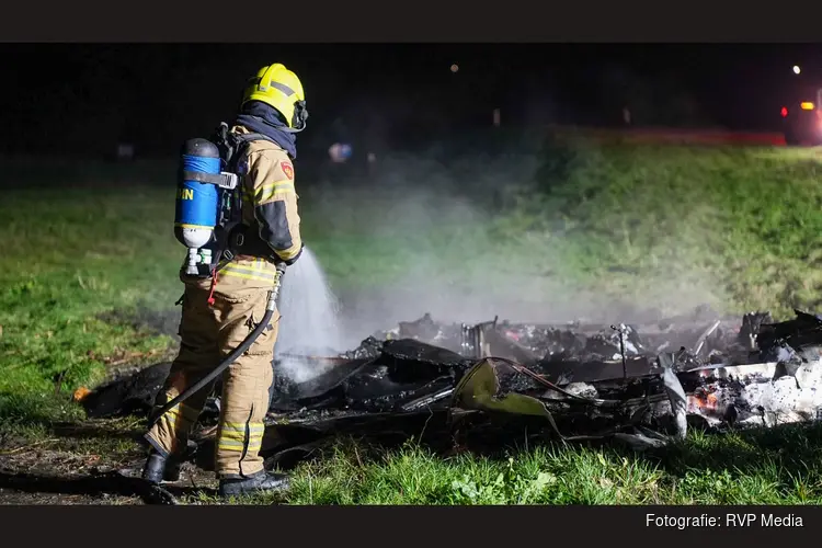 Aanhanger vol afval brand uit op parkeerplaats